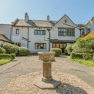  Holiday home Highcliffe Manor